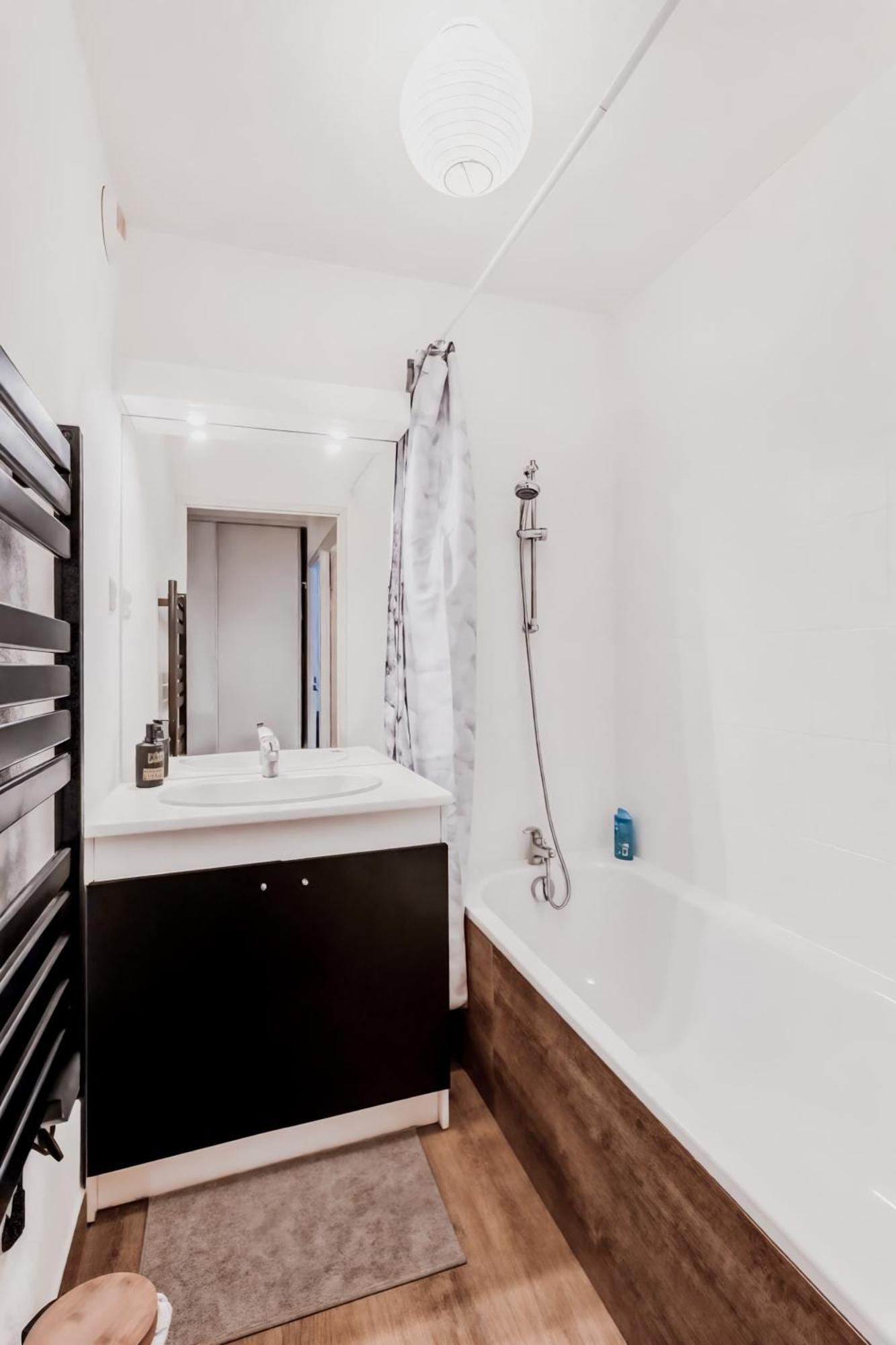 Superbe Appartement - Parking Gratuit - 4 Personnes ชองเบรี ภายนอก รูปภาพ